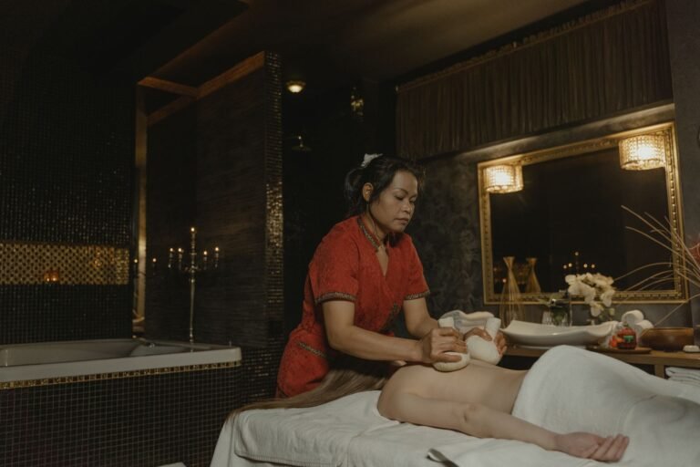 Massage relaxant en institut de beauté